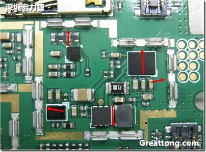 圖中顯示一塊電路板使用這種屏蔽夾(shielding clip)的實(shí)例?；旧衔覀?cè)趶澖堑牡胤蕉荚O(shè)計(jì)擺放了一個(gè)屏蔽夾，這樣可以讓作業(yè)員比較方便安裝屏蔽罩(shielding can)時(shí)的對(duì)位準(zhǔn)確。然后在其他沒(méi)有屏蔽夾的地方也設(shè)計(jì)了一些接地的布線，一來(lái)可以稍微提升屏蔽罩的電磁隔絕能力，另一方面也可以為屏蔽夾無(wú)效時(shí)，馬上可以更改為屏蔽框，而無(wú)需要重新設(shè)計(jì)電路板。