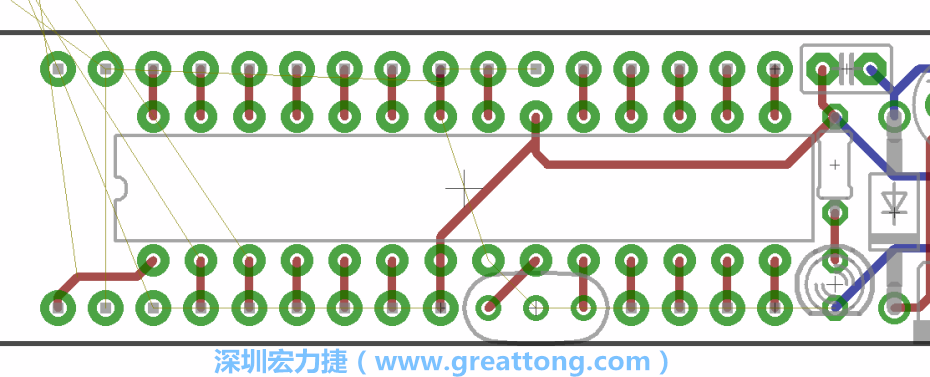 諧振器應擺放在ATmega微控制器的針腳8、9和10旁邊，在共鳴器和微控制器中間的高頻信號線應該要愈短愈好，此外，其它的信號線應該要遠離這個區域且配置在諧振器的下方，這樣做是為了防止不必要的無線電波干擾。